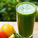 Άτομο που απολαμβάνει detox ρόφημα στην φύση